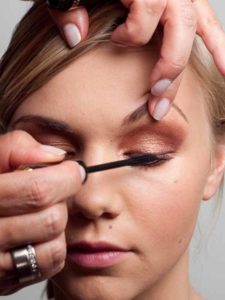 Wimpern oben tuschen 1 22 Wimpern oben tuschen 1 225x300 Beach Sommer Make up Schminkanleitung