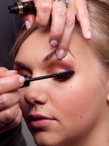 Wimpern oben tuschen 2 23 Wimpern oben tuschen 2 225x300 Beach Sommer Make up Schminkanleitung