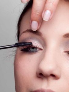 Wimpern tuschen 1 23 Wimpern tuschen 1 225x300 Magic Kajal Look Schminkanleitung