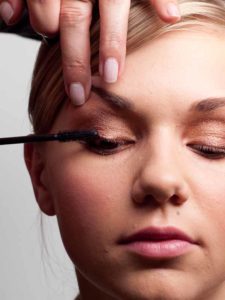 Wimpern oben tuschen 3 24 Wimpern oben tuschen 3 225x300 Beach Sommer Make up Schminkanleitung