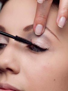 Wimpern tuschen 2 24 Wimpern tuschen 2 225x300 Magic Kajal Look Schminkanleitung