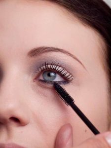 Wimpern tuschen 3 25 Wimpern tuschen 3 225x300 Magic Kajal Look Schminkanleitung