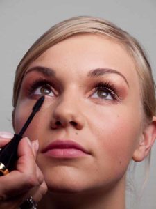 Wimpern unten tuschen 1 25 Wimpern unten tuschen 1 225x300 Beach Sommer Make up Schminkanleitung