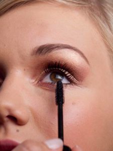 Wimpern unten tuschen 2 26 Wimpern unten tuschen 2 225x300 Beach Sommer Make up Schminkanleitung