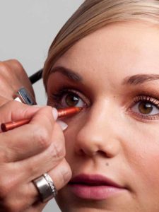 Kajalstrich 1 27 Kajalstrich 1 225x300 Beach Sommer Make up Schminkanleitung