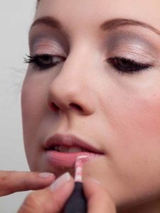 Lippgloss 1 33 lippgloss 1 225x300 Magic Kajal Look Schminkanleitung