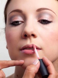 Lippgloss 2 34 Lippgloss 2 225x300 Magic Kajal Look Schminkanleitung