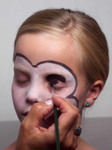 Augen schminken 1 08 Augen schminken 1 225x300 Kinderschminken Maus Schminkanleitung
