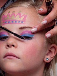 Wimpern tuschen 1 09 Wimpern tuschen 1 225x300 Schminken wie eine Prinzessin Schminkanleitung