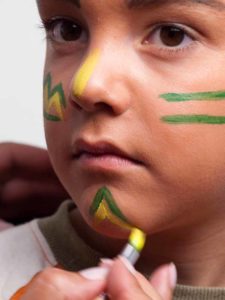 Stirn und Kinn schminken 2 10 Stirn und Kinn schminken 2 225x300 Kinderschminken Indianer Schminkanleitung