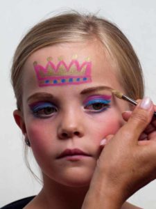 Glitzer schminken 1 11 Glitzer schminken 1 225x300 Schminken wie eine Prinzessin Schminkanleitung
