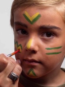 Rote Farbe schminken 12 Rote Farbe schminken 225x300 Kinderschminken Indianer Schminkanleitung