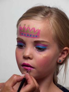 Lippen schminken 2 14 Lippen schminken 2 225x300 Schminken wie eine Prinzessin Schminkanleitung