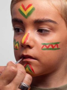Lippen schminken 2 14 Lippen schminken 21 225x300 Kinderschminken Indianer Schminkanleitung