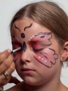 Glitzerpuder bestäuben 1 17 Glitzerpuder bestäuben 1 225x300 Kinderschminken Schmetterling Schminkanleitung