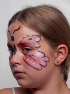 Glitzerpuder bestäuben 3 19 Glitzerpuder bestäuben 3 225x300 Kinderschminken Schmetterling Schminkanleitung