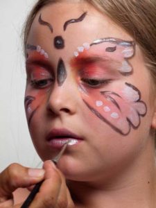Lippen schminken 20 Lippen schminken 225x300 Kinderschminken Schmetterling Schminkanleitung
