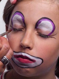 Kinderschminken Clown - farbliche Akzente setzen 3 10 Kinderschminken Clown farbliche Akzente setzen 3 225x300 Kinderschminken Clown Schminkanleitung