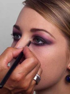 Twilight Look - Highlighter innerer Augenwinkel 17 Twilight Look Highlighter innerer Augenwinkel 225x300 Twilight Look Schminkanleitung