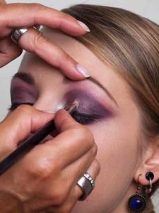 Twilight Look - Highlighter auf dem Augenlid 18 Twilight Look Highlighter auf dem Augenlid 225x300 Twilight Look Schminkanleitung