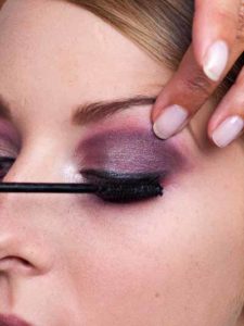 Twilight Look - Wimpern tuschen 1 19 Twilight Look Wimpern tuschen 1 225x300 Twilight Look Schminkanleitung