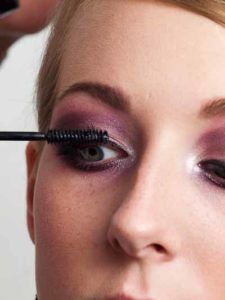 Twilight Look - Wimpern tuschen 2 20 Twilight Look Wimpern tuschen 2 225x300 Twilight Look Schminkanleitung