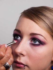 Twilight Look - Concealer auftragen 24 Twilight Look Concealer auftragen 225x300 Twilight Look Schminkanleitung