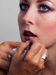 Twilight Look - Lippen schminken 2 29 Twilight Look Lippen schminken 2 225x300 Twilight Look Schminkanleitung
