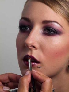 Twilight Look - Lippen schminken 3 30 Twilight Look Lippen schminken 3 225x300 Twilight Look Schminkanleitung