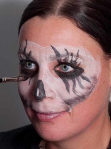 07 Zombie für Halloween schminken Augen 225x300 Zombie für Halloween schminken   Schminkanleitung