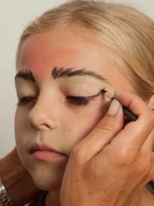 Spinnenfrau schminken Augen schminken 3 08 Spinnenfrau schminken Augen schminken 3 225x300 Spinnenfrau schminken Schminkanleitung
