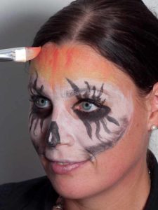 08 Zombie für Halloween schminken Stirn 1 225x300 Zombie für Halloween schminken   Schminkanleitung