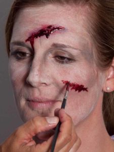Monster für Halloween schminken - Narbe nur mit Filmblut 2 13 Monster für Halloween schminken Narbe nur mit Filmblut 2 225x300 Monster für Halloween schminken Schminkanleitung