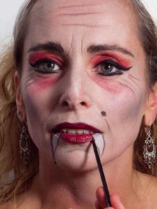Vampir-Lady für Halloween schminken - Blutspuren 13 Vampir Lady für Halloween schminken Blutspuren 225x300 Vampir Lady für Halloween schminken Schminkanleitung