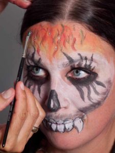 13 Zombie für Halloween schminken Glitzer 1 225x300 Zombie für Halloween schminken   Schminkanleitung