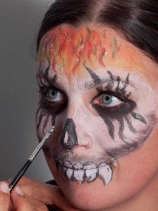 14 Zombie für Halloween schminken Glitzer 2 225x300 Zombie für Halloween schminken   Schminkanleitung