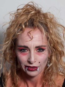 Vampir-Lady für Halloween schminken - lockige Mähne 2 15 Vampir Lady für Halloween schminken lockige Mähne 2 225x300 Vampir Lady für Halloween schminken Schminkanleitung