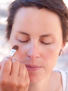 Schnelles Tages-Make-up für unterwegs - Concealer auftragen 1 02 Schnelles Tages Make up für unterwegs Concealer auftragen 1 225x300 Schnelles Tages Make up für unterwegs Schminkanleitung