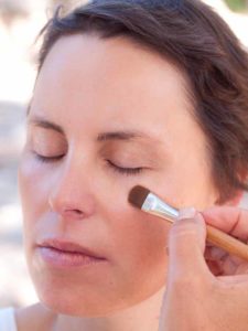 Schnelles Tages-Make-up für unterwegs - Concealer auftragen 2 03 Schnelles Tages Make up für unterwegs Concealer auftragen 2 225x300 Schnelles Tages Make up für unterwegs Schminkanleitung
