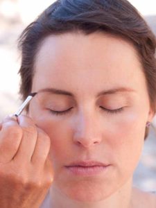 Schnelles Tages-Make-up für unterwegs - Augenbrauen nachziehen 2 05 Schnelles Tages Make up für unterwegs Augenbrauen nachziehen 2 225x300 Schnelles Tages Make up für unterwegs Schminkanleitung