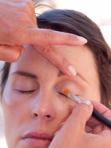 Schnelles Tages-Make-up für unterwegs - Oberes Augenlid grundieren 06 Schnelles Tages Make up für unterwegs Oberes Augenlid grundieren 225x300 Schnelles Tages Make up für unterwegs Schminkanleitung