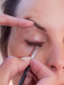 Schnelles Tages-Make-up für unterwegs - Lidstrich ziehen 2 08 Schnelles Tages Make up für unterwegs Lidstrich ziehen 2 225x300 Schnelles Tages Make up für unterwegs Schminkanleitung