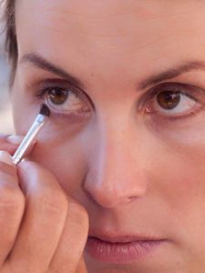 Schnelles Tages-Make-up für unterwegs - Unterer Wimpernrand 09 Schnelles Tages Make up für unterwegs Unterer Wimpernrand 225x300 Schnelles Tages Make up für unterwegs Schminkanleitung