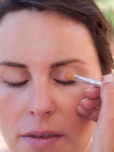 Schnelles Tages-Make-up für unterwegs - Highlighter als Lidschatten 10 Schnelles Tages Make up für unterwegs Highlighter als Lidschatten 225x300 Schnelles Tages Make up für unterwegs Schminkanleitung