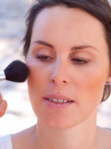 Schnelles Tages-Make-up für unterwegs - Rouge auftragen 1 13 Schnelles Tages Make up für unterwegs Rouge auftragen 1 225x300 Schnelles Tages Make up für unterwegs Schminkanleitung