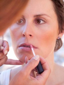 Schnelles Tages-Make-up für unterwegs - Lipgloss auftragen 1 15 Schnelles Tages Make up für unterwegs Lipgloss auftragen 1 225x300 Schnelles Tages Make up für unterwegs Schminkanleitung