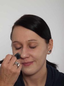 Smokey Eyes zu Weihnachten oder Silvester schminken – Foundation 1 01 Smokey Eyes zu Weihnachten oder Silvester schminken – Foundation 1 225x300 Smokey Eyes zu Weihnachten oder Silvester Schminkanleitung