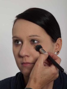 Smokey Eyes zu Weihnachten oder Silvester schminken – Foundation 2 02 Smokey Eyes zu Weihnachten oder Silvester schminken – Foundation 2 225x300 Smokey Eyes zu Weihnachten oder Silvester Schminkanleitung
