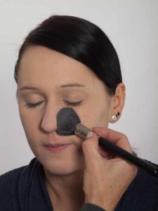 Smokey Eyes zu Weihnachten oder Silvester schminken – Pudern 04 Smokey Eyes zu Weihnachten oder Silvester schminken – Pudern 225x300 Smokey Eyes zu Weihnachten oder Silvester Schminkanleitung