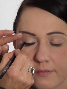Smokey Eyes zu Weihnachten oder Silvester schminken – Kajalstrich Wimpernrand 1 09 Smokey Eyes zu Weihnachten oder Silvester schminken – Kajalstrich Wompernrand 1 225x300 Smokey Eyes zu Weihnachten oder Silvester Schminkanleitung